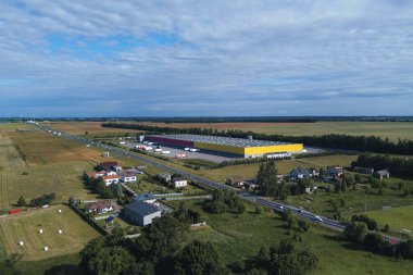 Nakliye ve nakliye kamyonları olan bir depo.