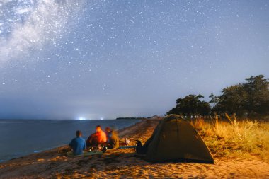 Samanyolu sahildeki kamp alanının üzerinde