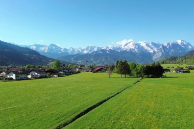 Alplerle çevrili huzurlu çayır köyü