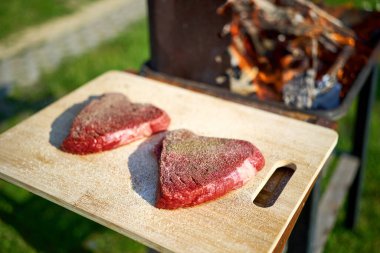 Kızarmış Angus bifteği ateşte pişiyor.