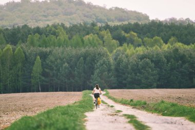 Kadın motorcu huzurlu yaz yolculuğunun tadını çıkarıyor.