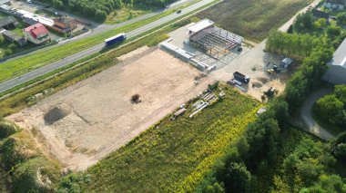 Gün batımında inşaat alanının insansız hava aracı çekimi