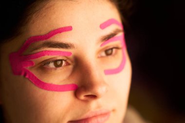 Yüz kinezyolojisi bandıyla güzellik terapisi