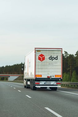 Yeşil ağaçların yanından geçen kargo aracı Polonya, Avrupa 26.05.2025