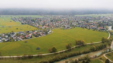 Kırsal evler ve uzak dağlık tepeler