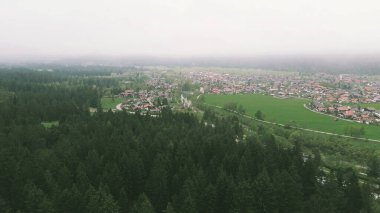 Dağların yakınındaki yeşil vadide