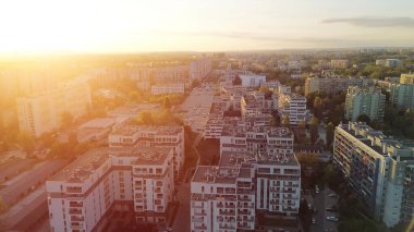 Apartman blokları ile emlak gelişiminin havadan görüntüsü