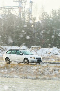 Kırsal yolda arabalı kar fırtınası