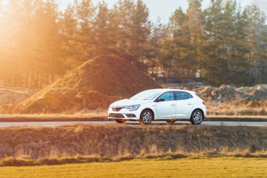 Temiz asfalt yolda küçük elektrikli araç