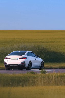 Temiz teknoloji aracı manzaralı bir yolda ilerliyor.