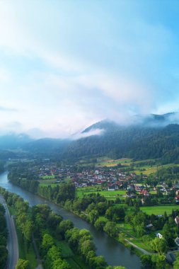 Sakin kırsal tepeler sabah sisiyle kaplıydı.