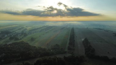 Sisli yeşil dağ vadisinin havadan görünüşü