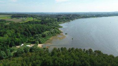 Yaz manzarasında Serene Gölü