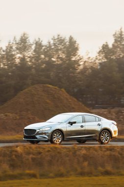 Otobanda birinci sınıf siyah sedan.