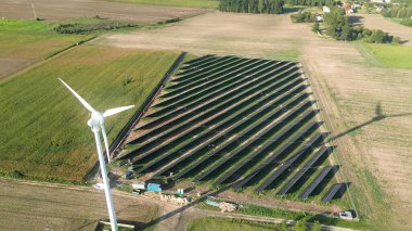 Güneş panelleri ve yel değirmeni olan yenilenebilir enerji çiftliği
