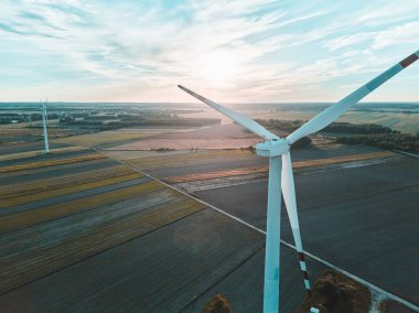 Tarlalar ve tarım arazileri üzerinde rüzgar türbinleri