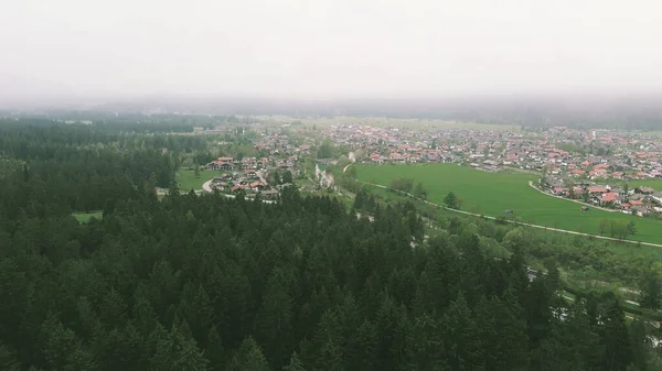 Dağların yakınındaki yeşil vadide