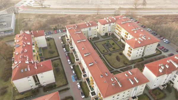 Yaya yolları ve park halindeki arabalarla dolu bir konut.