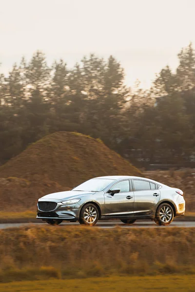 Otobanda birinci sınıf siyah sedan.