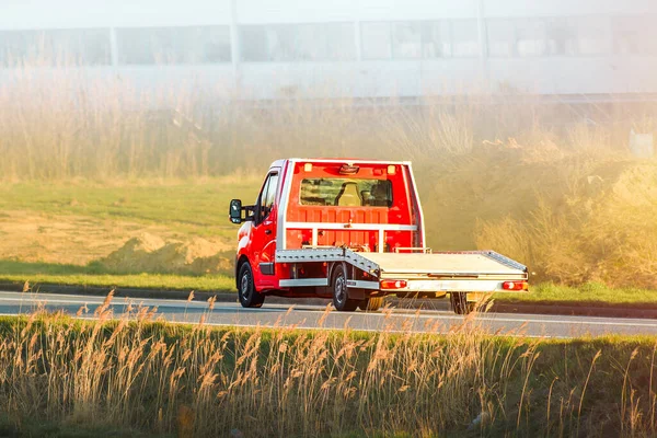 Yol kenarı acil nakliye aracı geri dönüyor.