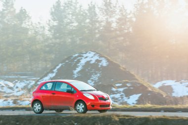 Açık kırsal yolda hız yapan bir arazi aracı.