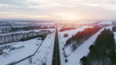 Kar Kaplamalı Ağaçların Arasında Manzaralı Kış Yolu