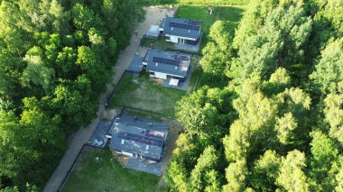 Güneş panelleri üst görünümü olan iki modern ev