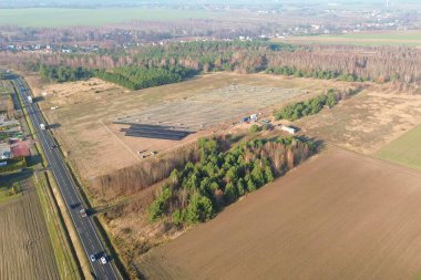 Geniş açılı güneş çiftliği inşaat manzarası