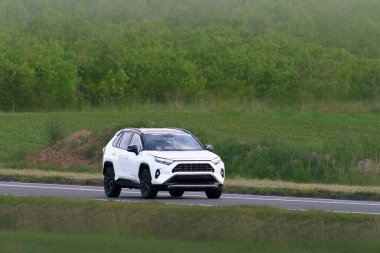 Kırsal yolda modern Japon SUV