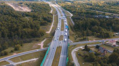 Yukarıdan geçen traktör römorku