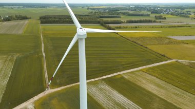 Kırsal alandaki rüzgar çiftliğinin manzarası