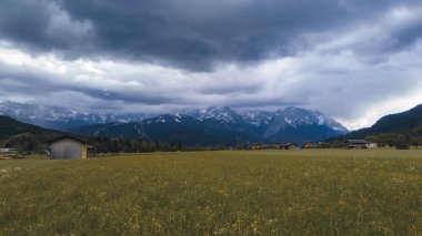 Bulutlu ufku olan karlı dağ sırtı