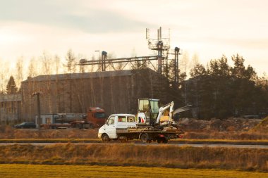 İnşaat alanındaki karavanın kazıcısı.