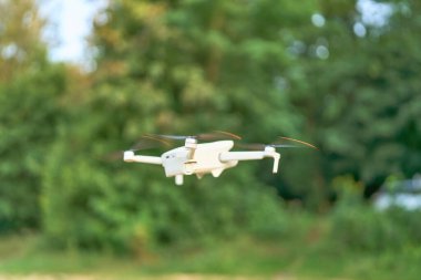 Hava aracı, hava kararınca doğa manzarasını yakalıyor.