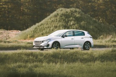 Beyaz bütçeli otomobillerin yan görünümü