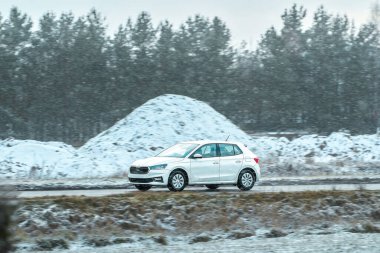 Kırsal yolda küçük bir şehir arabası.