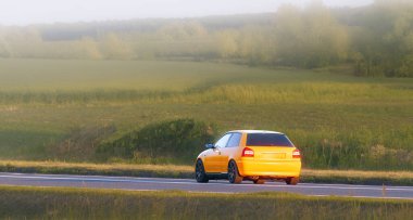 Modern asfalt yolda yüksek beygir gücü hatchback