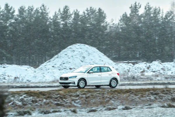 Kırsal yolda küçük bir şehir arabası.