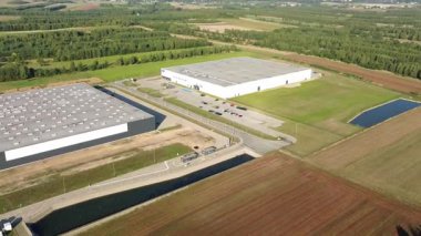 Karavanları ve yükleme ambarları olan modern bir depo.