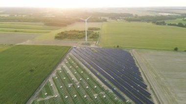 Güneş ve rüzgar sistemli çevre dostu enerji santrali
