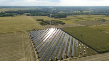 Güneş ve rüzgar sistemli çevre dostu enerji santrali