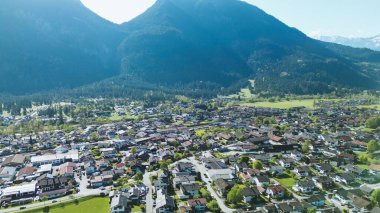 Açık gökyüzü ile Alman Alplerinde bahar