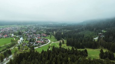 Orman Bavyera tepeleri ve alp zemin