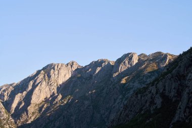Manzaralı dağ ve göl Bulutlu gökyüzünün altında