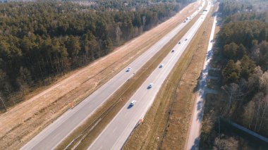Yüksek hızlı yol manzarayı kesiyor