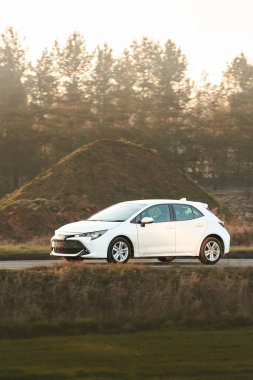 Hatchback aracı kırsal arazinin tadını çıkarıyor