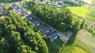 Mavi çatılı modern aile evleri.