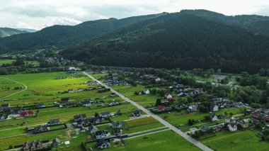 Tepeler ve yeşil çevre arasında kırsal alan