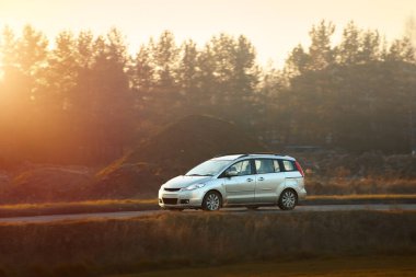 Ülke otoyolunda otomotiv aracı