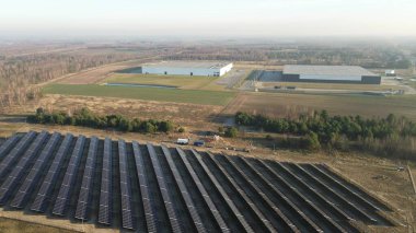 Fotovoltaik paneller güneş enerjisi üretiyor